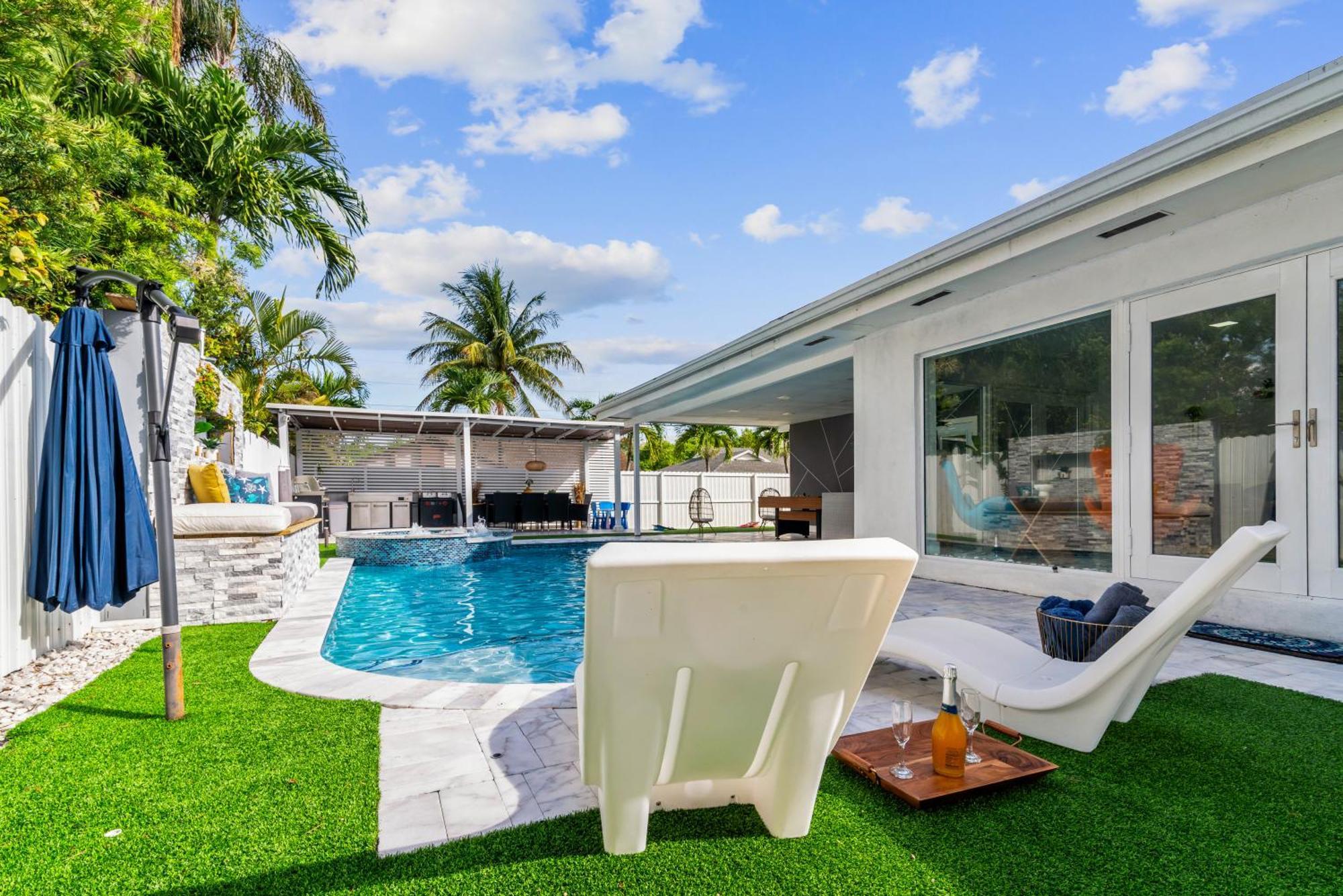 Luxury House W Heated Pool & Jacuzzi Holiday home *
