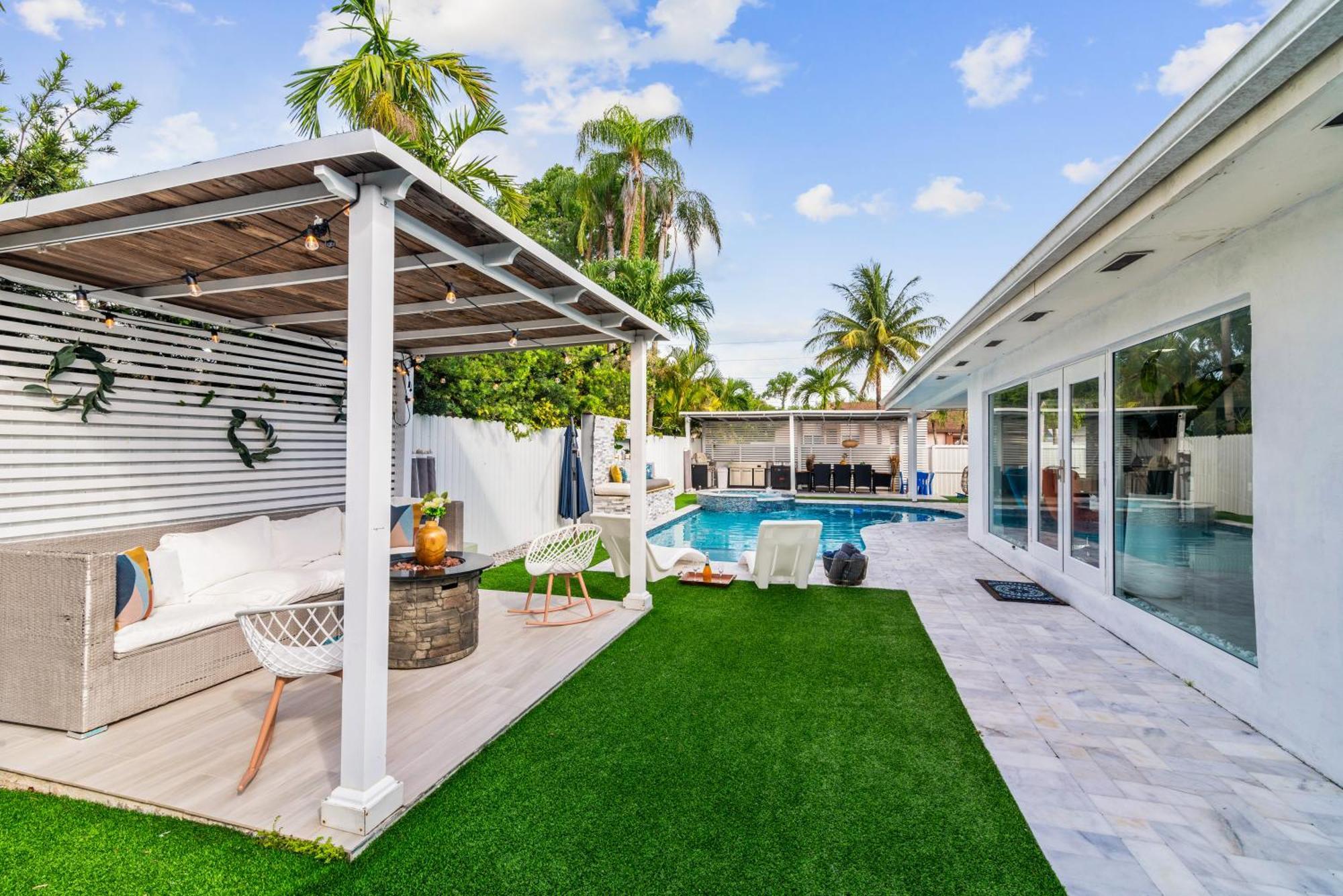 Luxury House W Heated Pool & Jacuzzi
