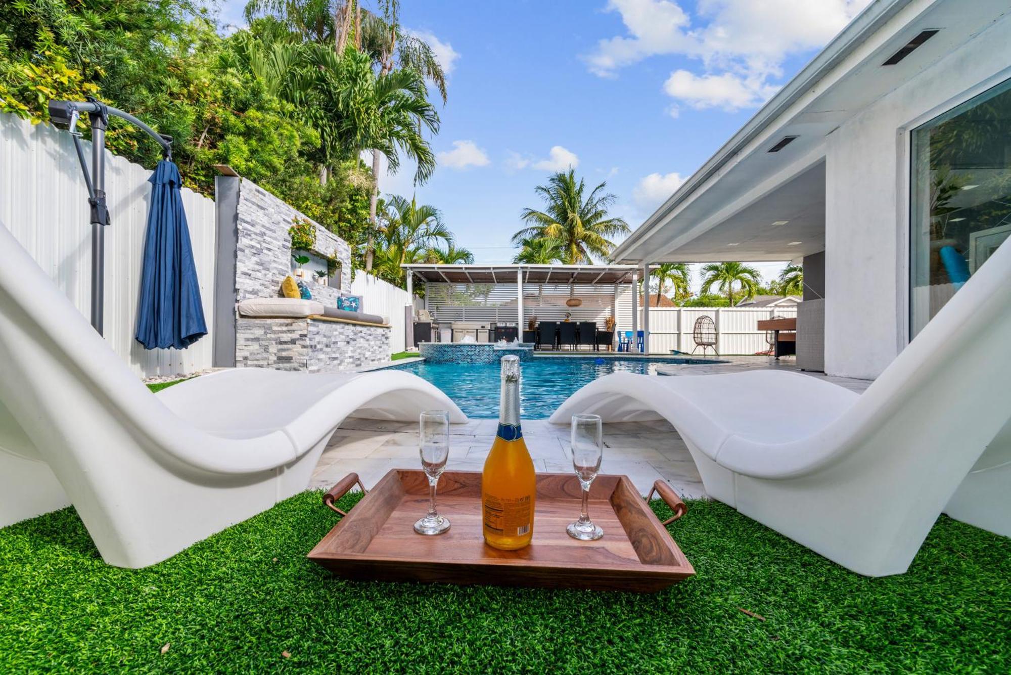 Holiday home Luxury House W Heated Pool & Jacuzzi