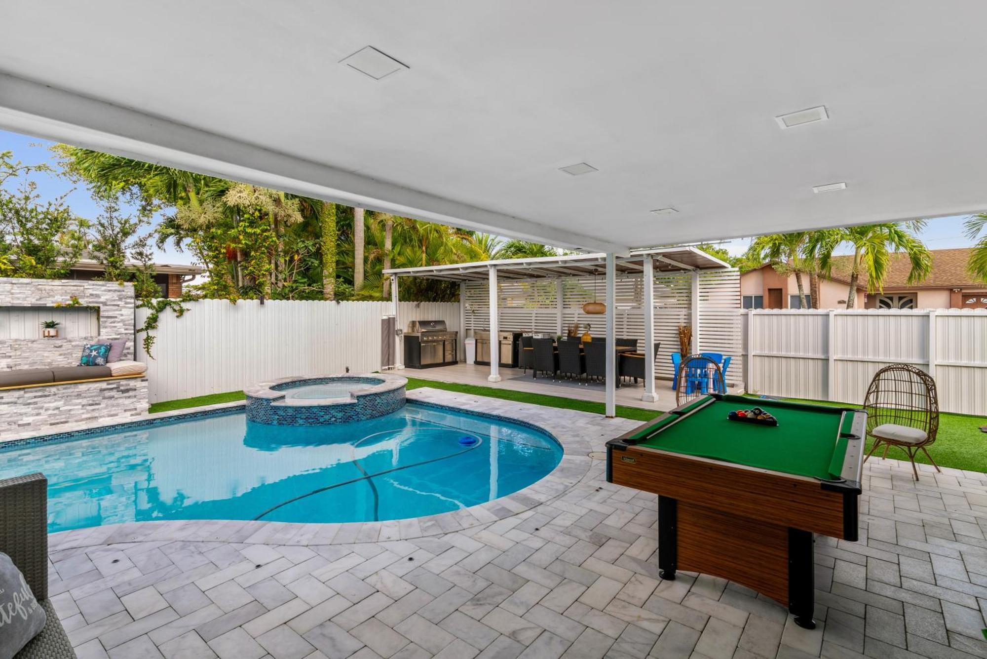 Luxury House W Heated Pool & Jacuzzi Holiday home